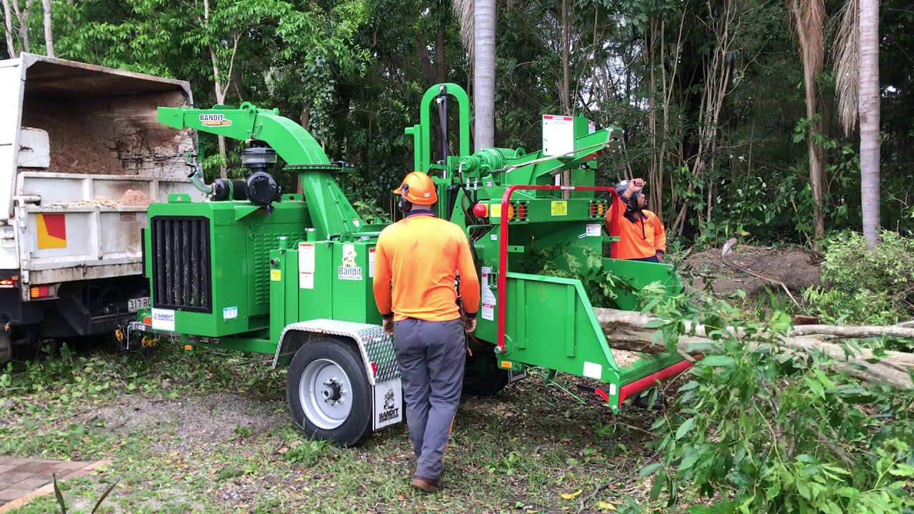 Bandit 15XPC chipper has a 15