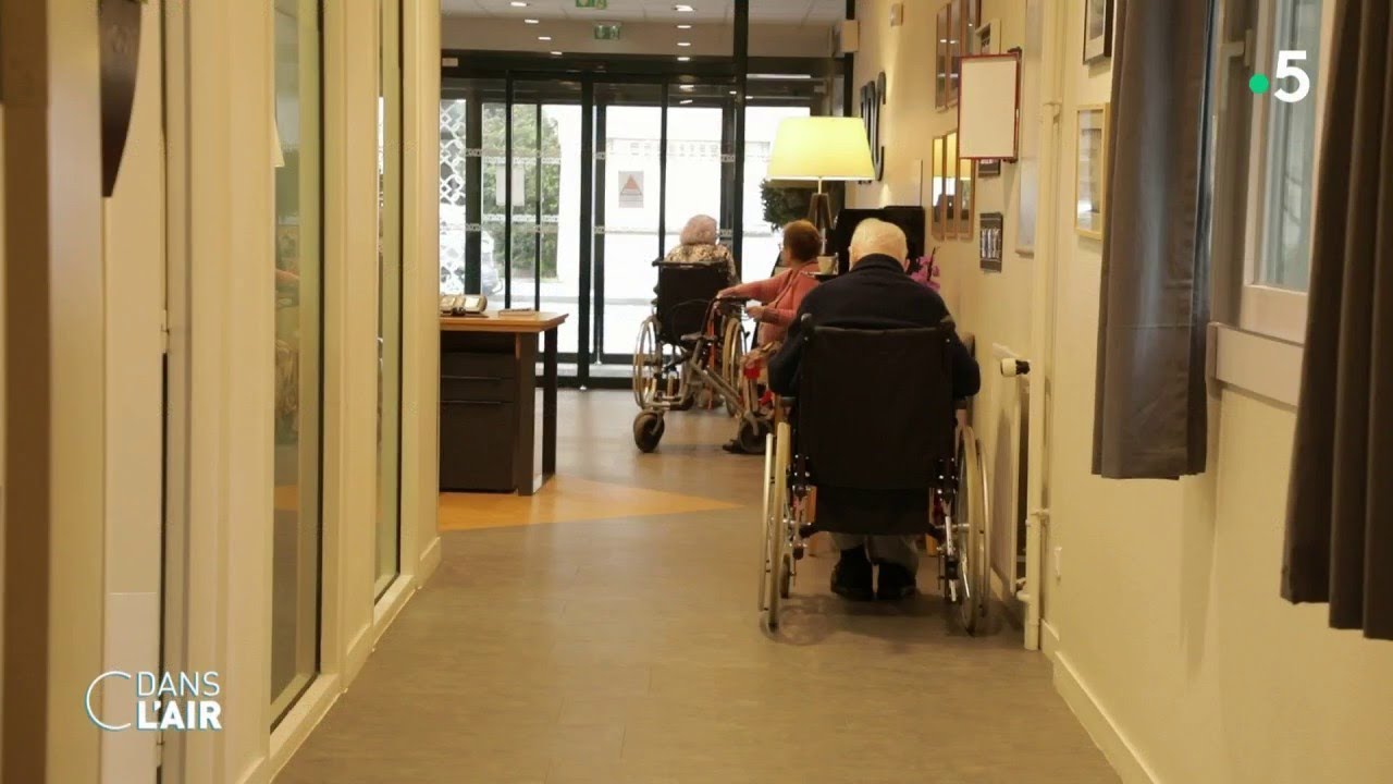 Ehpad : le scandale s'étend - Reportage  #cdanslair 10.06.2022