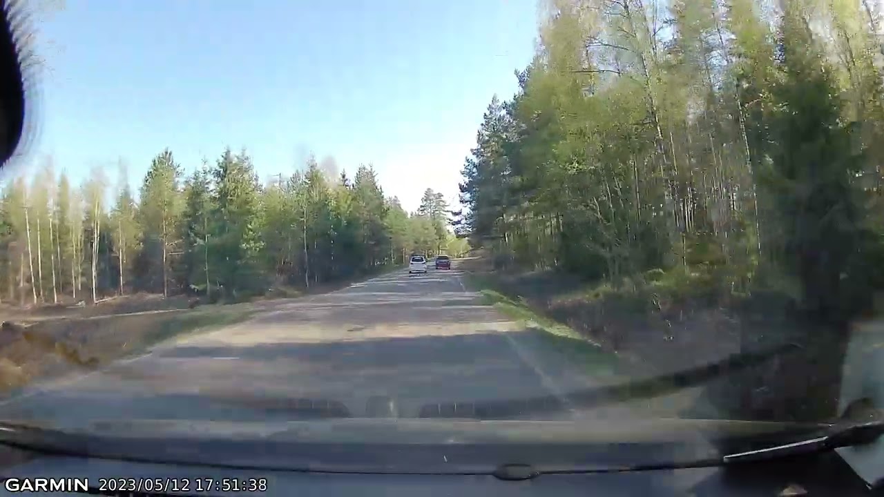 Auto ohittaa mopoauton, toinen mopoauto seuraa vaikka ei n&auml;e jos on vastaantulijoita #suomenliikenne