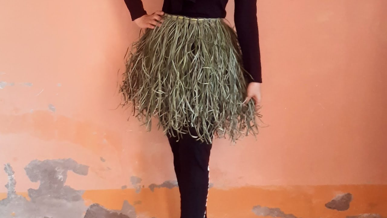Membuat Rok Rumbai Adat Papua dari Daun Pisang