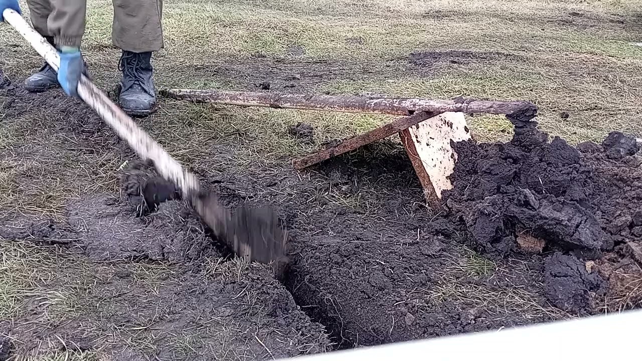Копка траншеи под воду или кабель с помощью трубы.