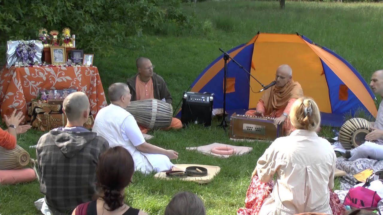 HH Kadamba Kanana Swami - kirtan in the park, 25.05.2014