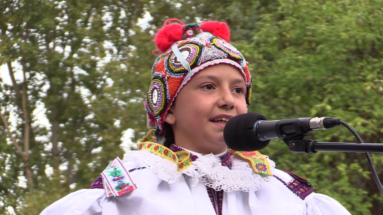 Zpěváček Slovácka NATÁLKA BRUŠTÍKOVÁ ze Strání s horňáckými muzikanty a tatínkem Radkem na cimbál