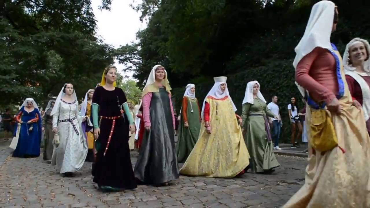 Královské procesí Karla IV. vychází z Vyšehradu do měst pražských.