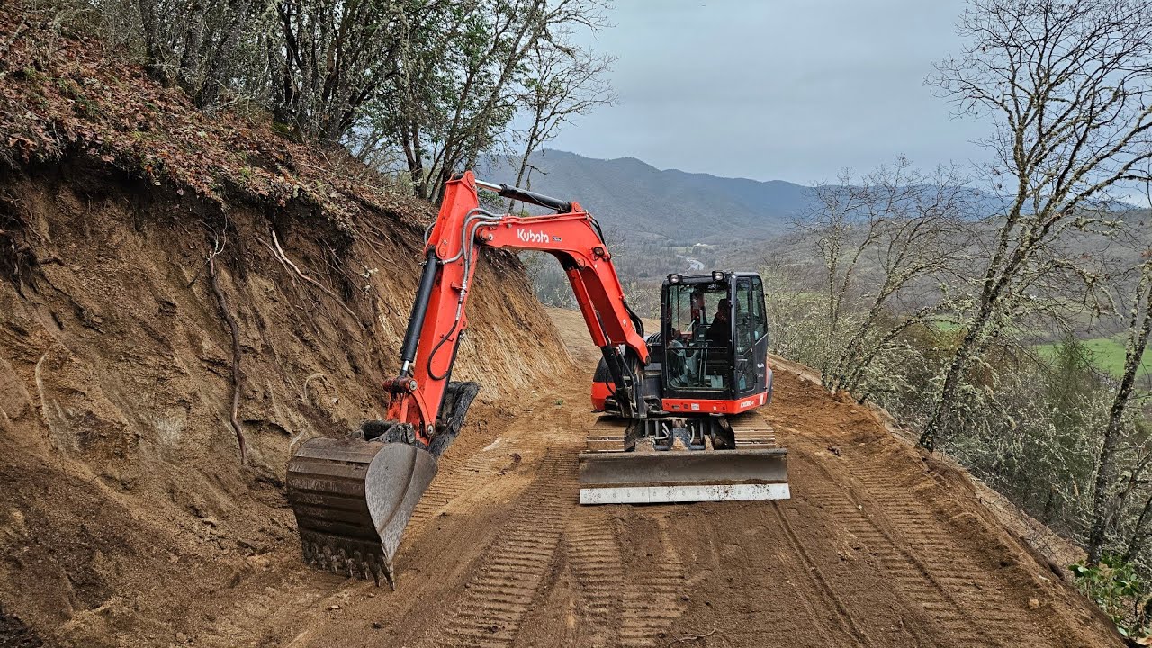Над серпантином с экскаватором Kubota KX 080 4.