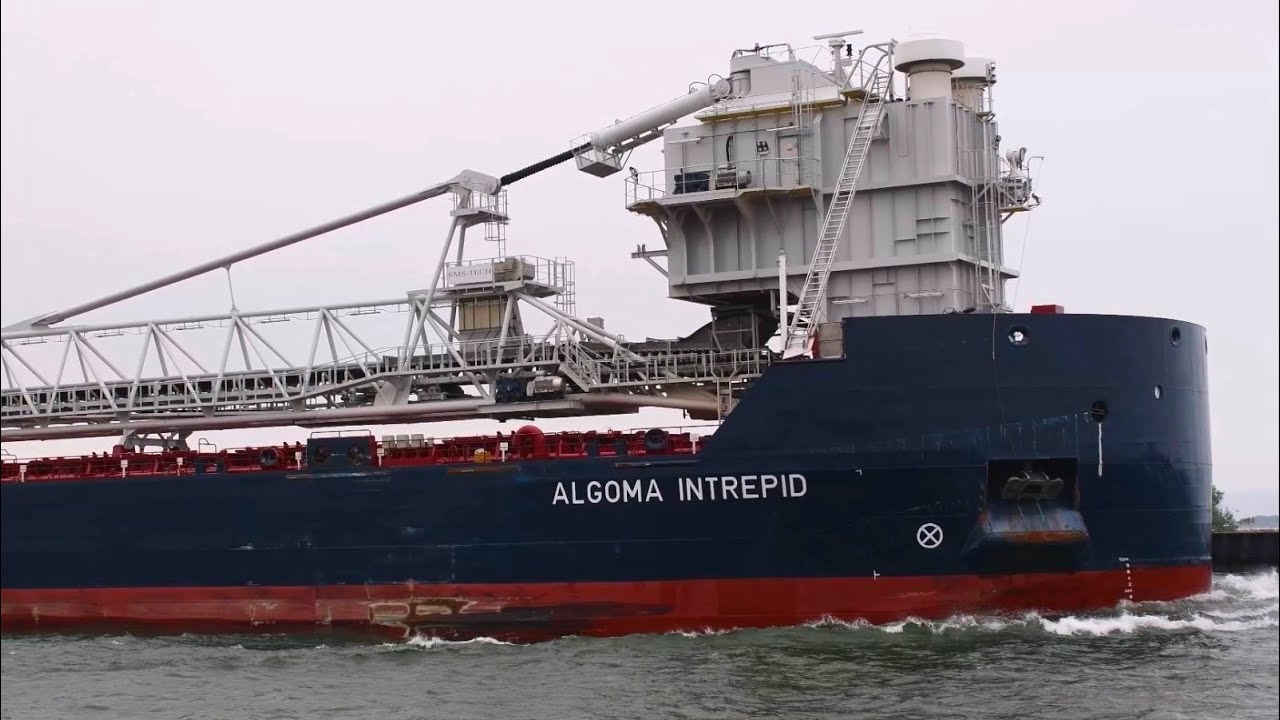 Algoma Intrepid - 17 Warning Blasts... Plus a Captain's Salute!