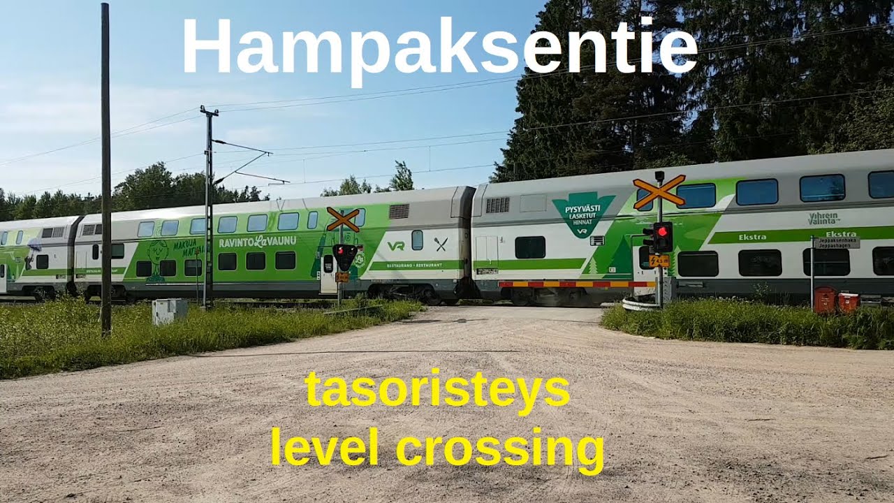 Junia Hampaksentien tasoristeyksessä | Trains at Hampaksentie level crossing