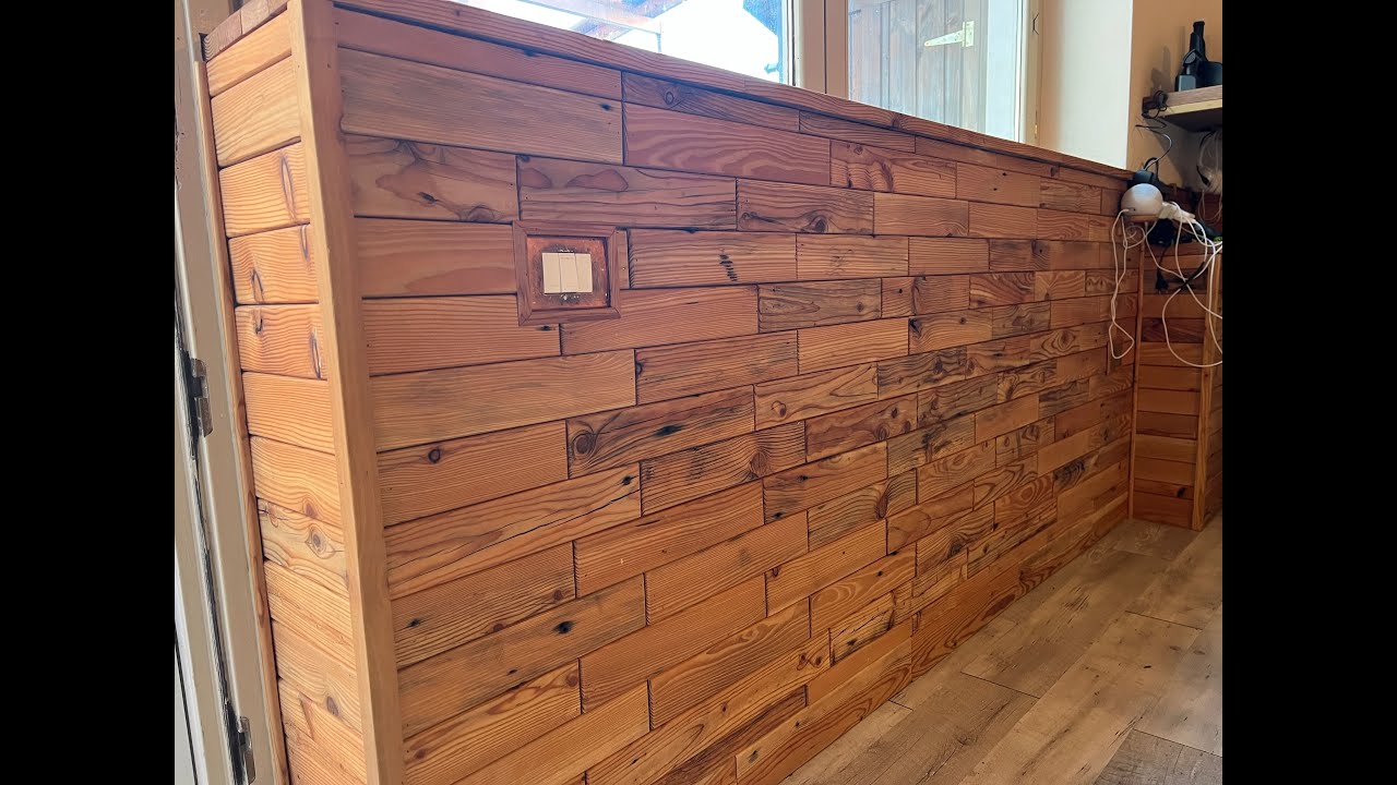 RIVESTIMENTO PARETE IN LEGNO SOTTO FINESTRA CON PIANO D'APPOGGIO.(progetto n&deg;4)