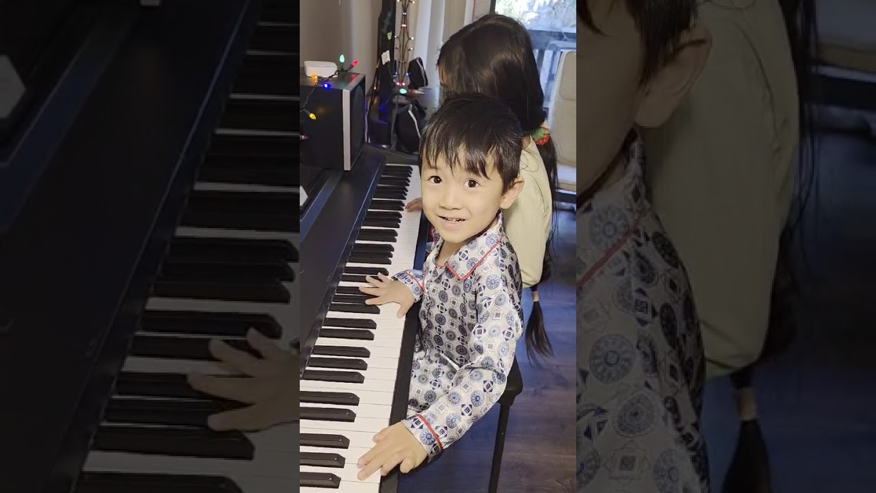 DOVINH 2026.01.12.Hai cháu nội ở Vancouver của tôi cùng nhau tự học đàn piano.