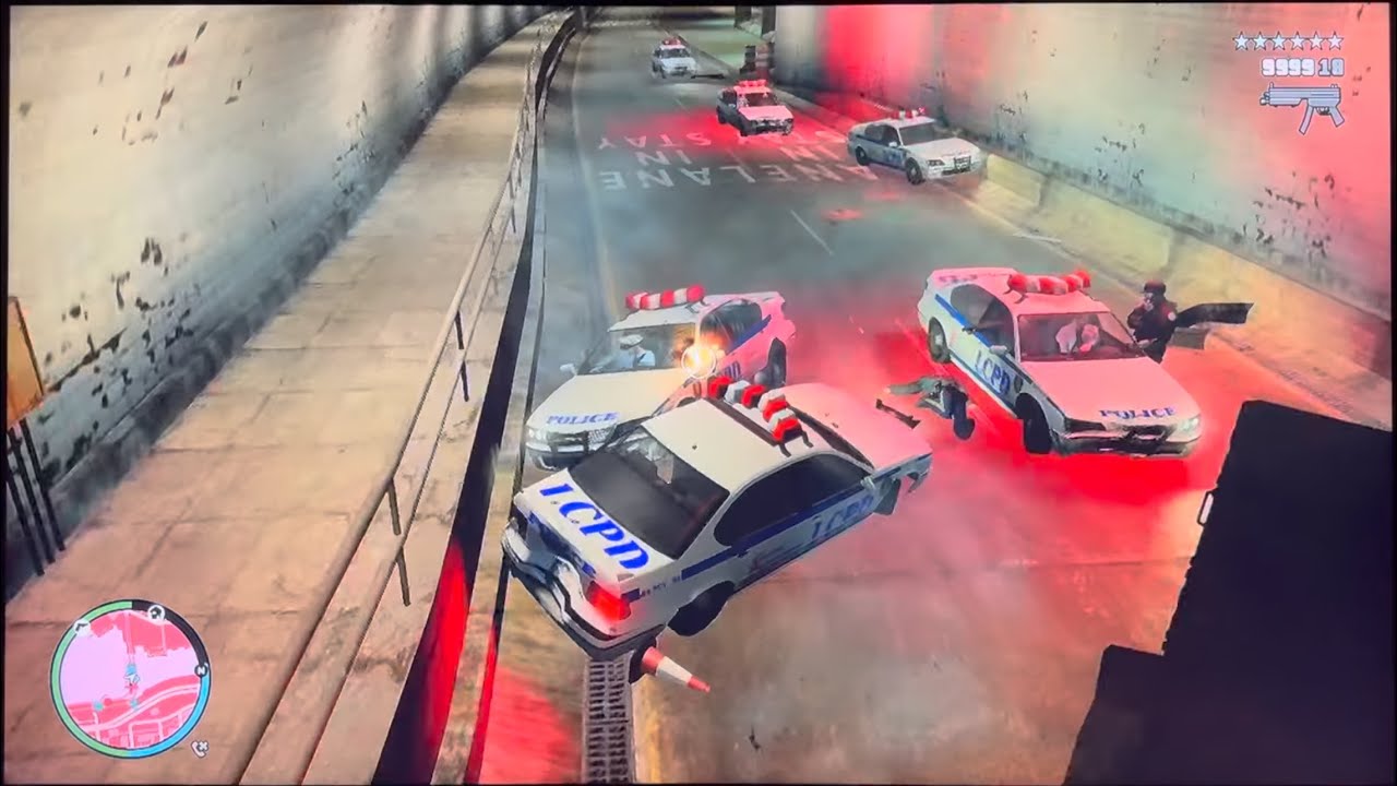 GTA 4 - Running over a Bunch of Cars with the Bus + 6 Star Escape