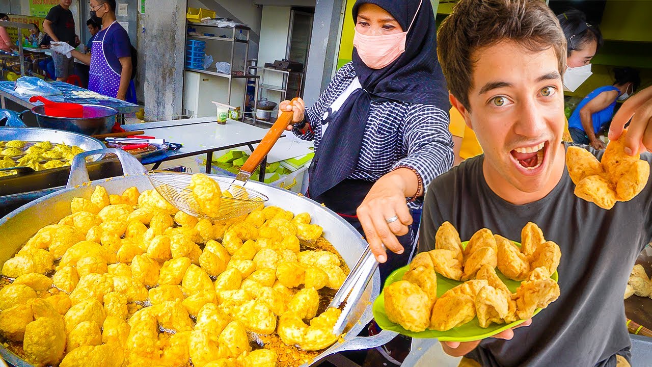 Indonesia Street Food - BANDUNG'S BEST STREET FOOD GUIDE!! Golden Tofu + Batagor in West Java!