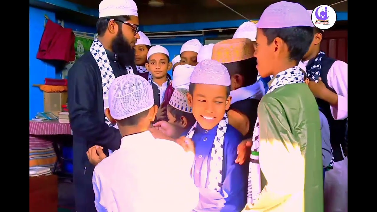 মাওলানা ক্বারী আবু রায়হান রহমানী mawlana kari abu Rayhan Rahmani মাদরাসার ছাএদের নিয়ে সালাম মুসাফাহা
