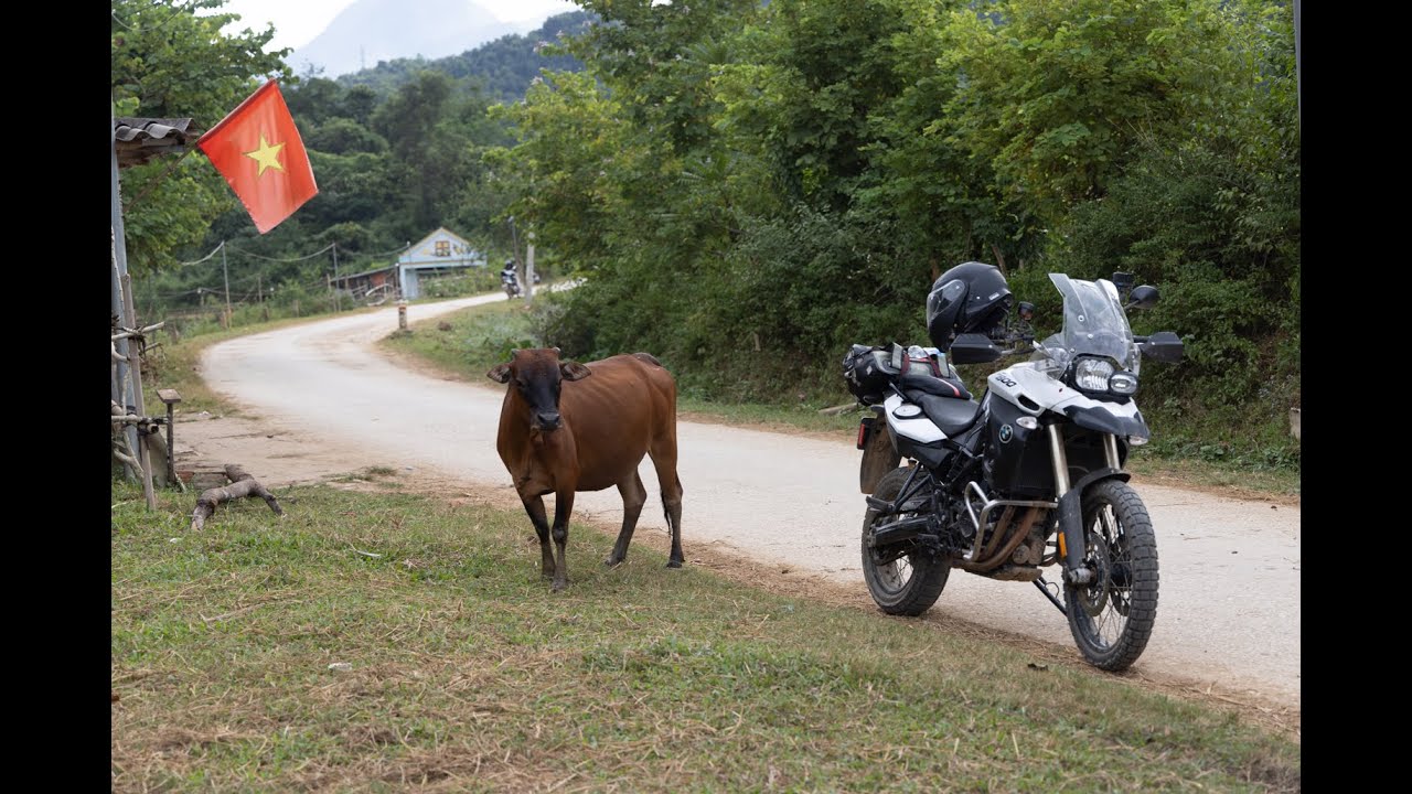 Vietnam day 4. The motorcycle trip continues. Rice harvesting and narrow roads.