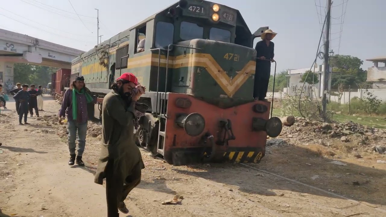 ملیر ہالٹ جنکشن سے ملیر کینٹ اسٹیشن کی طرف ایک مہینے بعد لائن کو کلیئر کرکے مینٹیننس ٹرین جارہی ہے۔