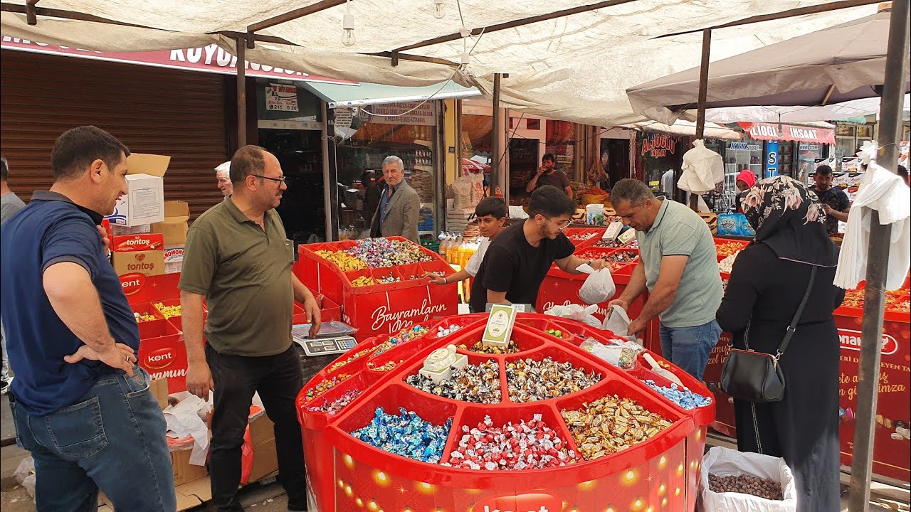 Ağrı’da yaklaşan Kurban Bayramı sebebiyle bayram alışverişi yapmak üzere çarşıya çıkan vatandaşlar