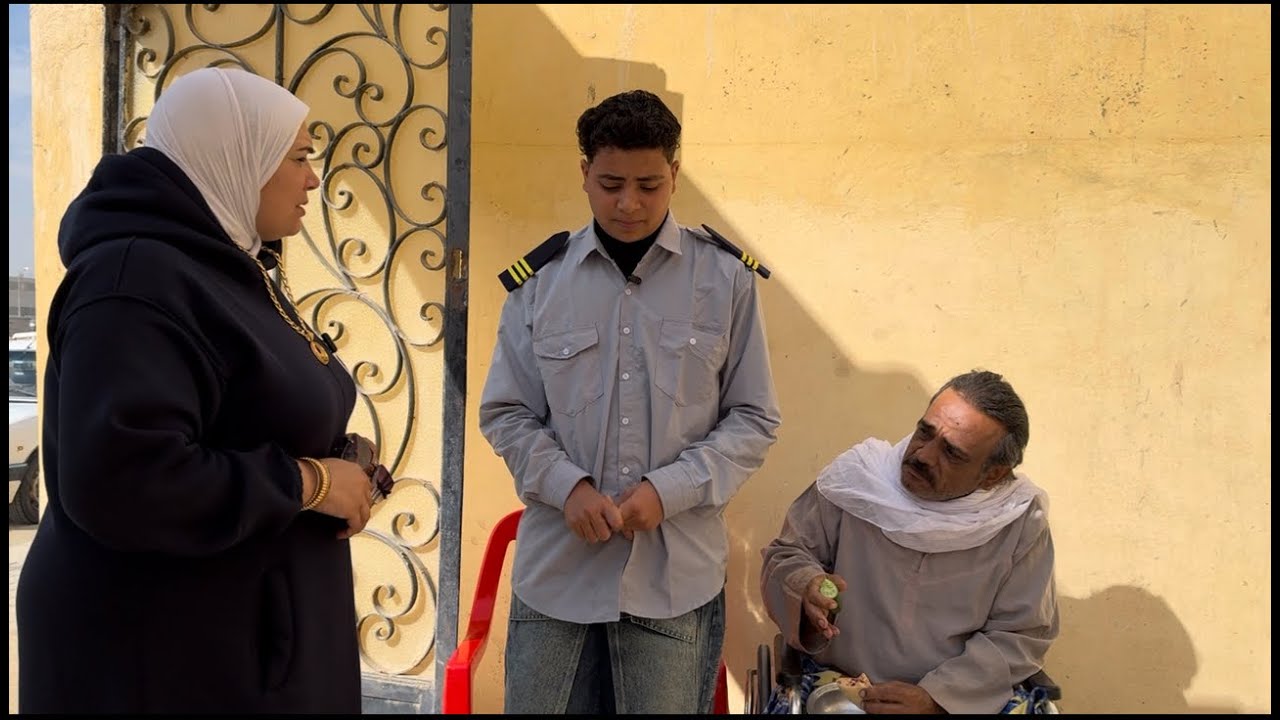 فرد امن واخد ابوه المعاق معاه الشركه وبياكله  شوف المديره عملت فيه اى