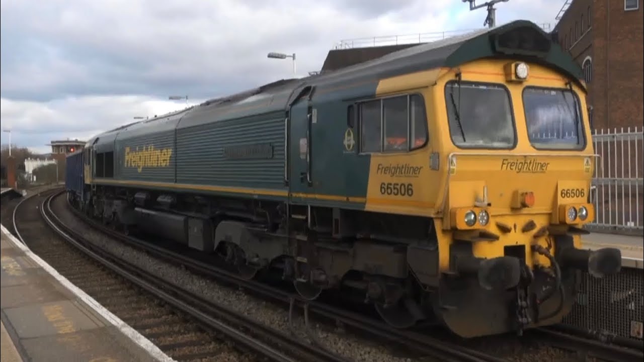 FREIGHT TRAINS AT A VERY BUSY CLAPHAM JUNCTION | INC. CLASS 59 AND NO CLASS 69 ON THE MOUNTFIELD!