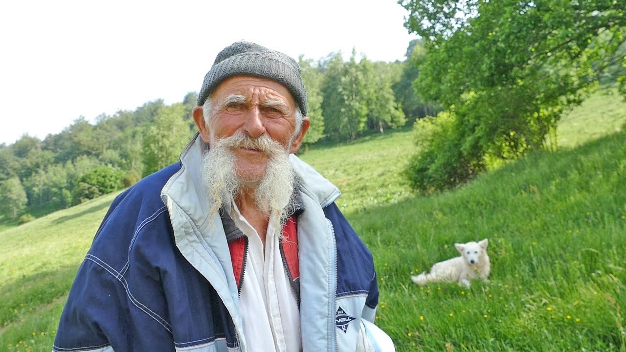 Sa 90 godina pravi vikendicu, moje ovce su moje cvijeće