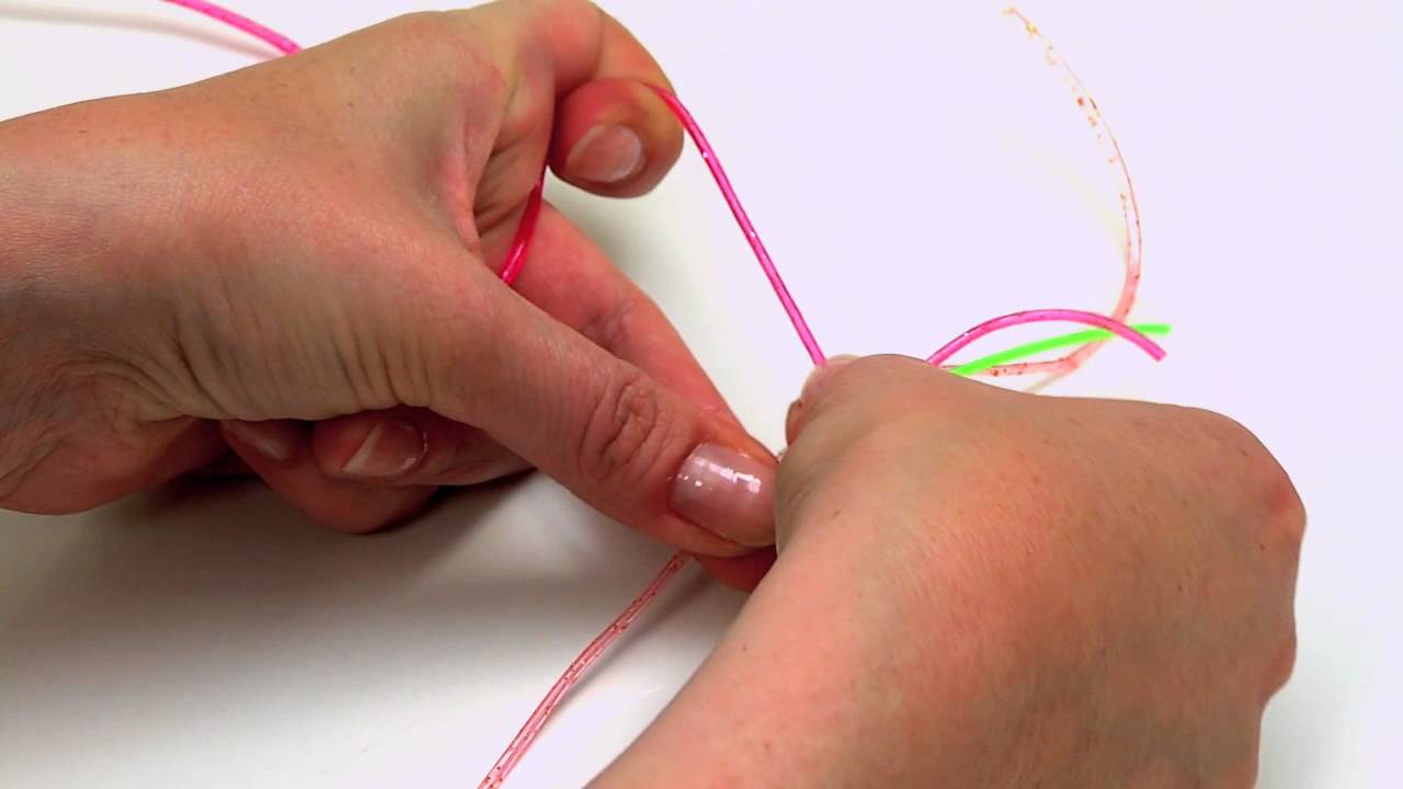 Apprendre &agrave; faire un scoubidou plat - L'Atelier Edisaxe