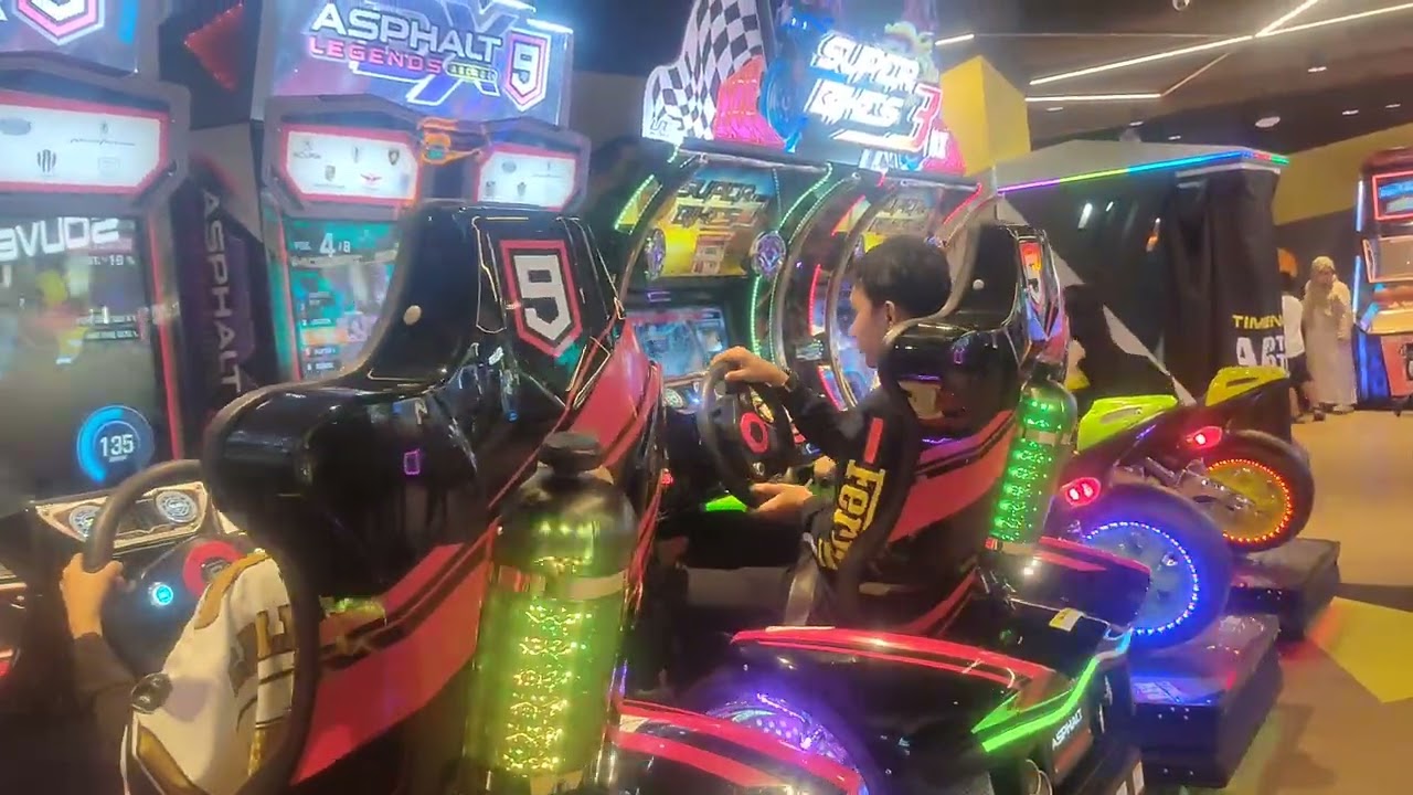 Alika main balap mobil di Timezone Medan Fair Plaza 