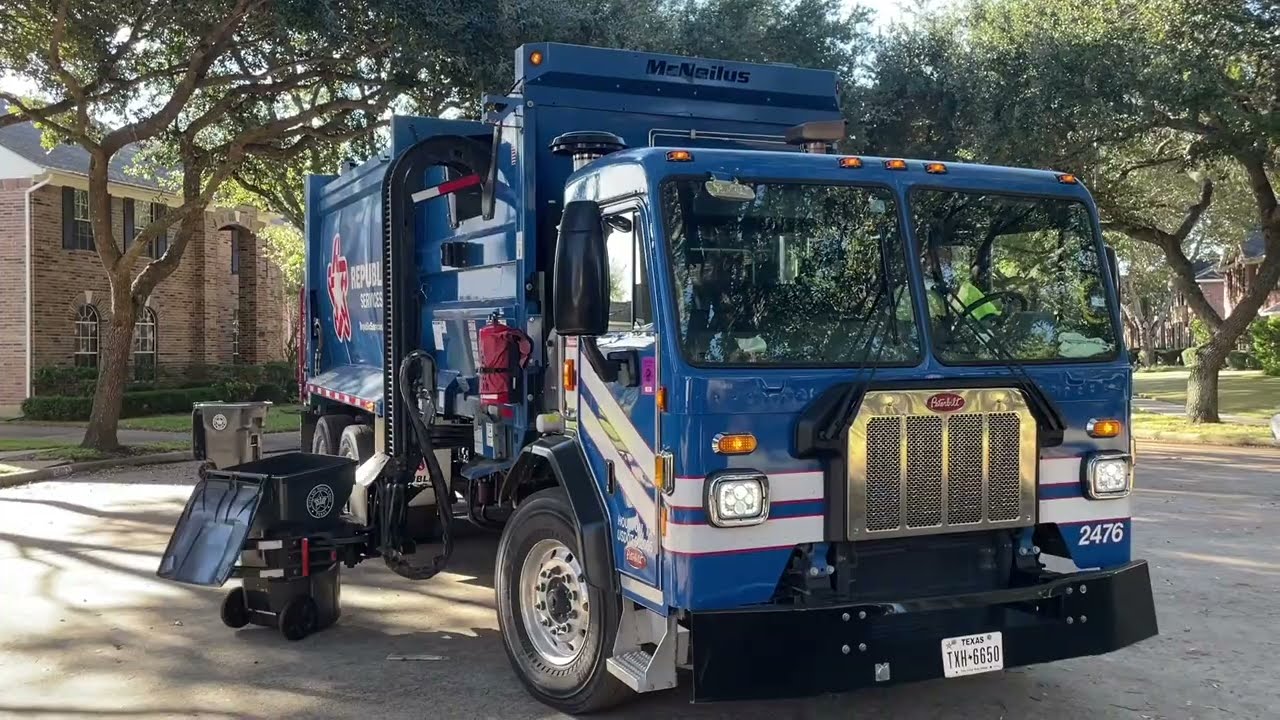 Lid flipping Republic Services 520 ZR on trash & a Gfl curotto