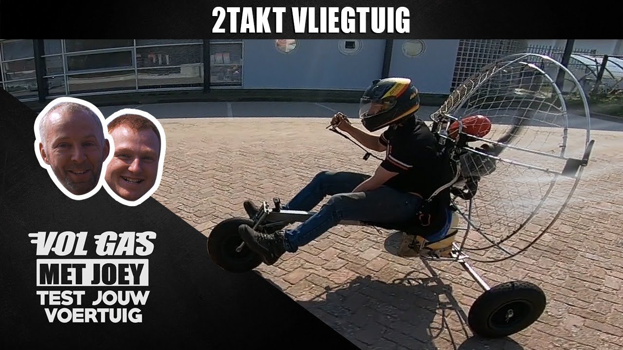 OP STRAAT VLIEGEN MET EEN 2TAKT VLIEGTUIG