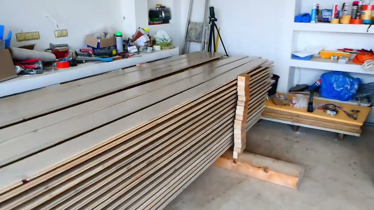 Stojan na natřené palubky.