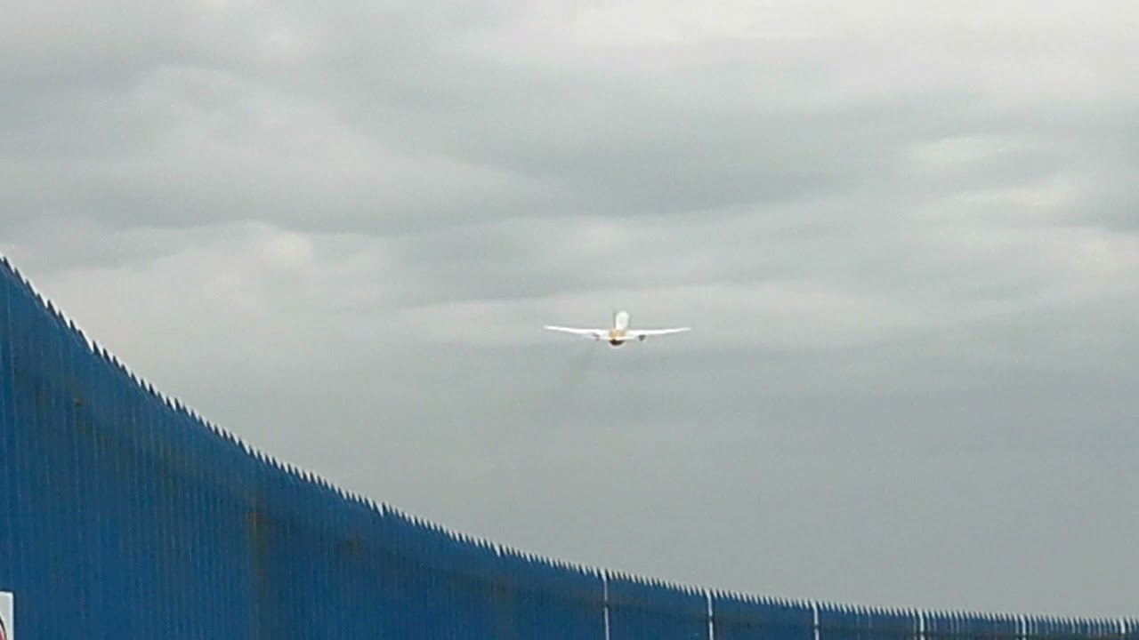 Boeing 737-800 LV-HFR de Flybondi a cargo del FO5220 despegando de Aeroparque a Tucum&aacute;n