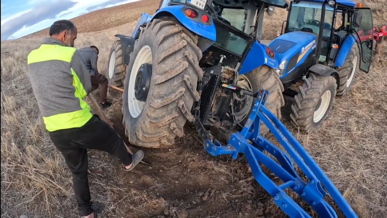 Tıraktör  az kalsaydı devriliyordu😲