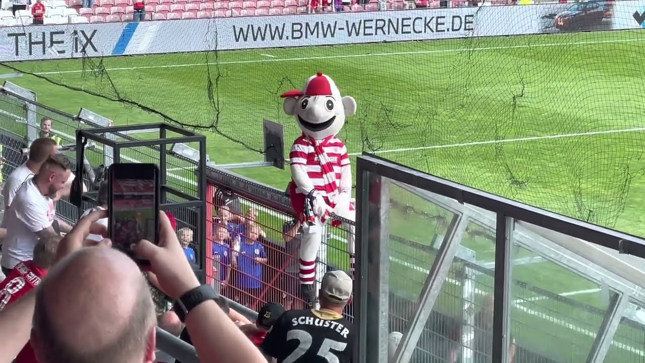 Lauzi klettert auf den Zaun nach dem 6:1 gegen Union Fürstenwalde 21.08.21