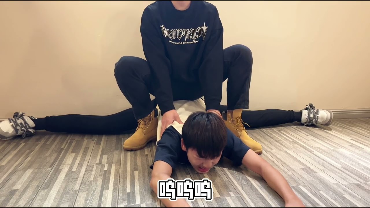 对粉丝下毒手｜帮练小哭包粉丝痛苦压腿训练#split #stretching #flexibility