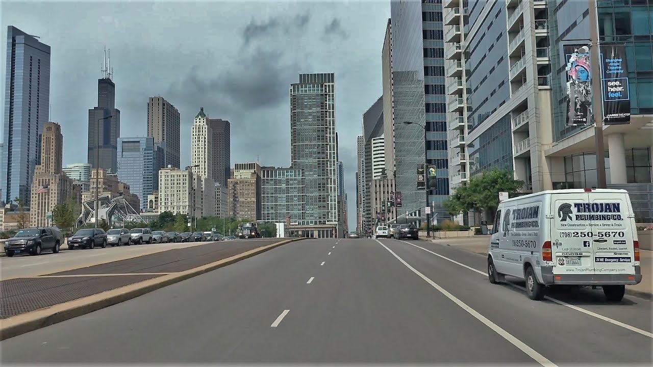 Driving Downtown - Chicago Skyline 4K - USA