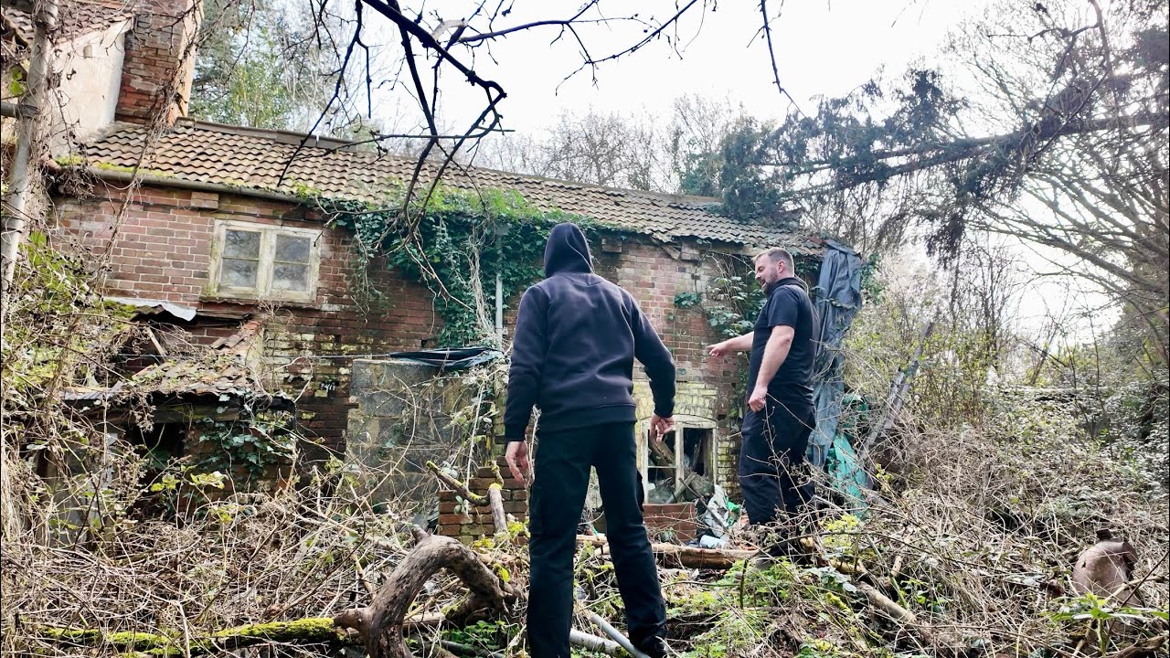 What Happened at This ABANDONED House With All The Cars Left Behind