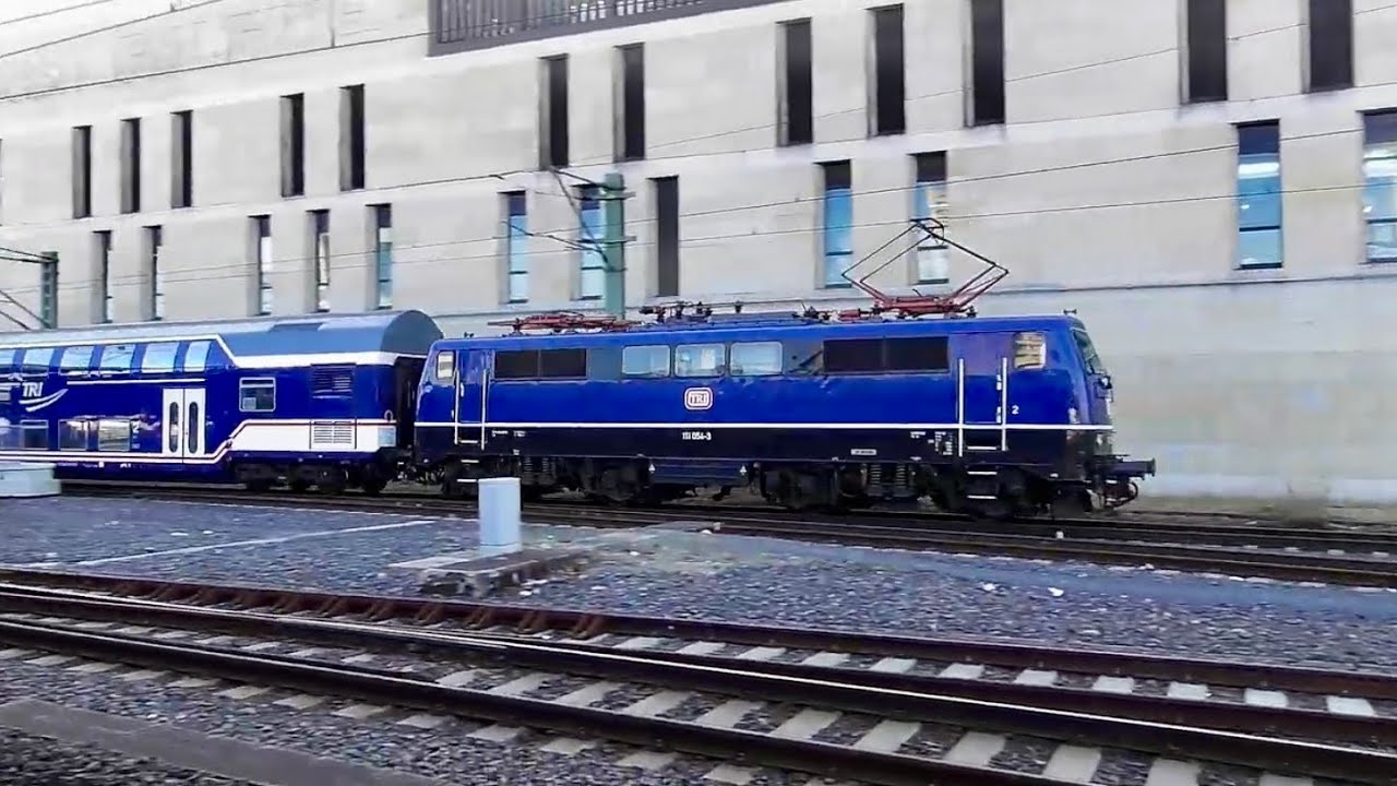 Blaue Altbau Lok BR 111 am TRI Sonderzug ( Hauptbahnhof Hannover )