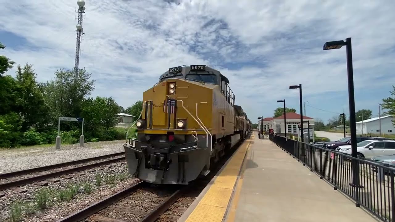 UP ZCIG4 at 70 MPH With A Train Meet - La Plata, MO
