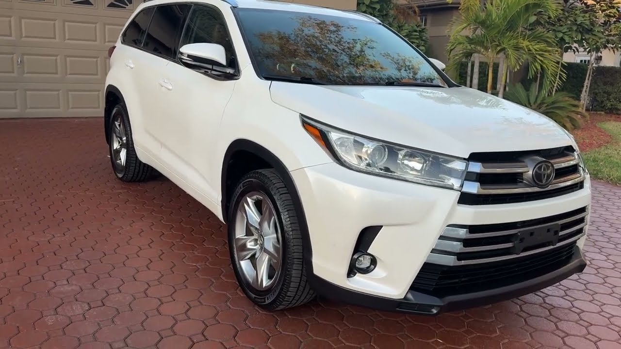 19 TOYOTA HIGHLANDER LIMITED AWD NAV LEATHER BLUETOOTH BSLM BACK-UP CAMERA HTD/COOLED LEATHER SEATS!