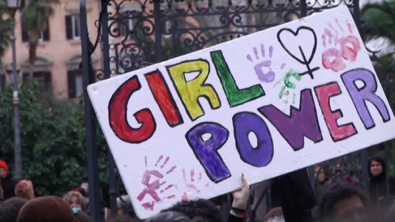 A Roma sfilano le femministe di Non una di meno: stop maschilismo
