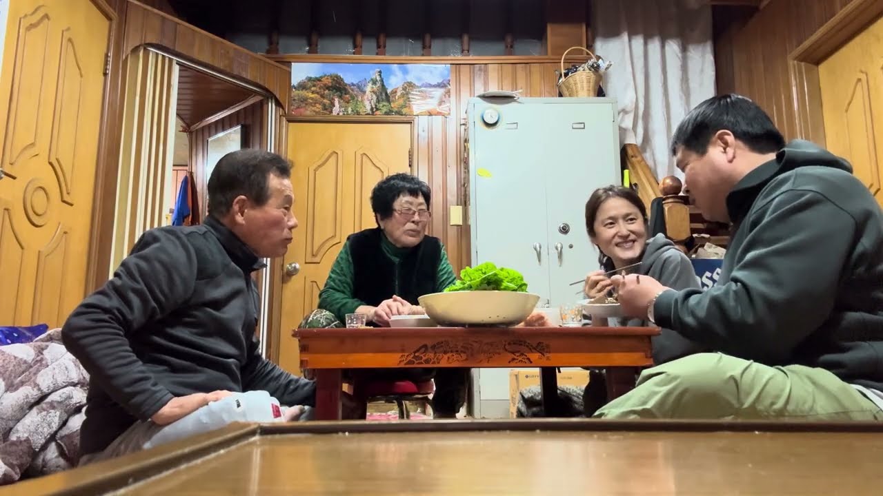 설명절 고향집에서 부모님과 시골 밥상