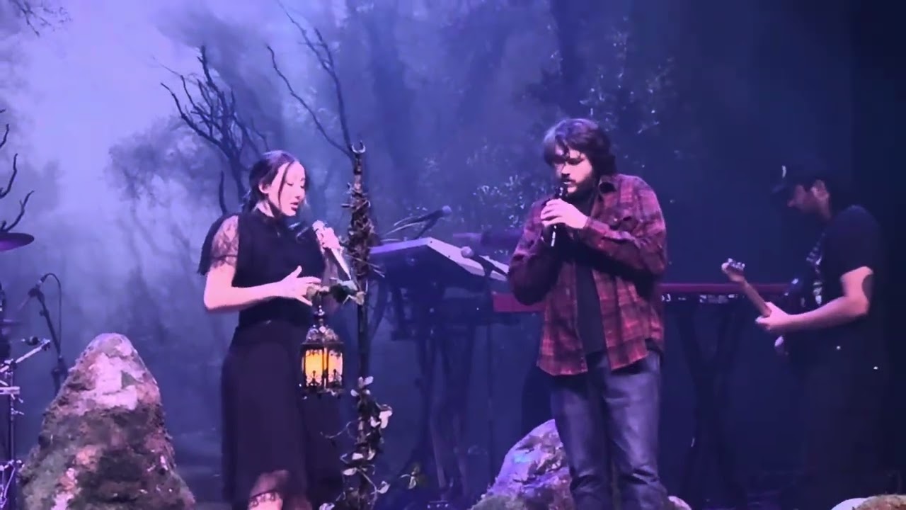 Noah Cyrus w/ B. Cyrus covering “The Funeral” live in Houston, TX, 10/20/25 @ the House of Blues