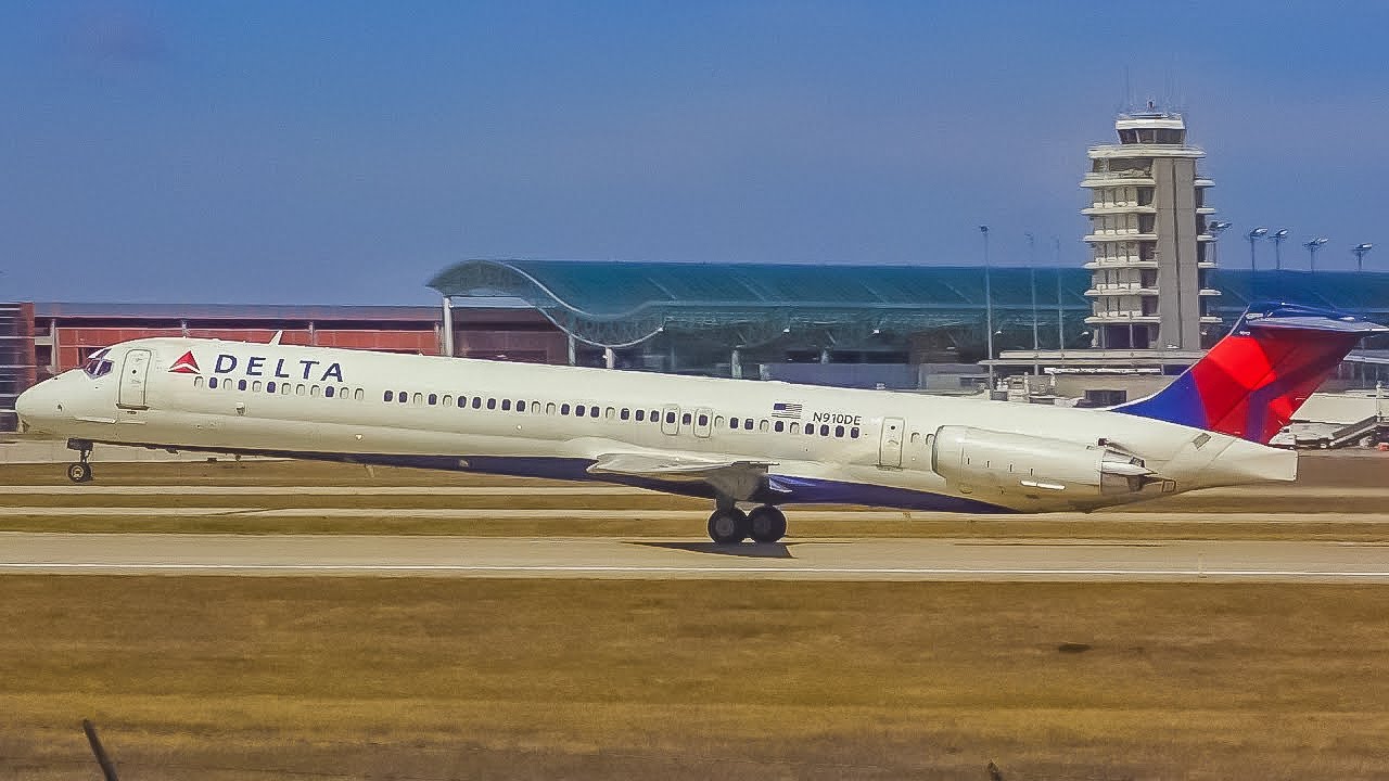 (4K) Close-Up Plane Spotting at Grand Rapids Airport