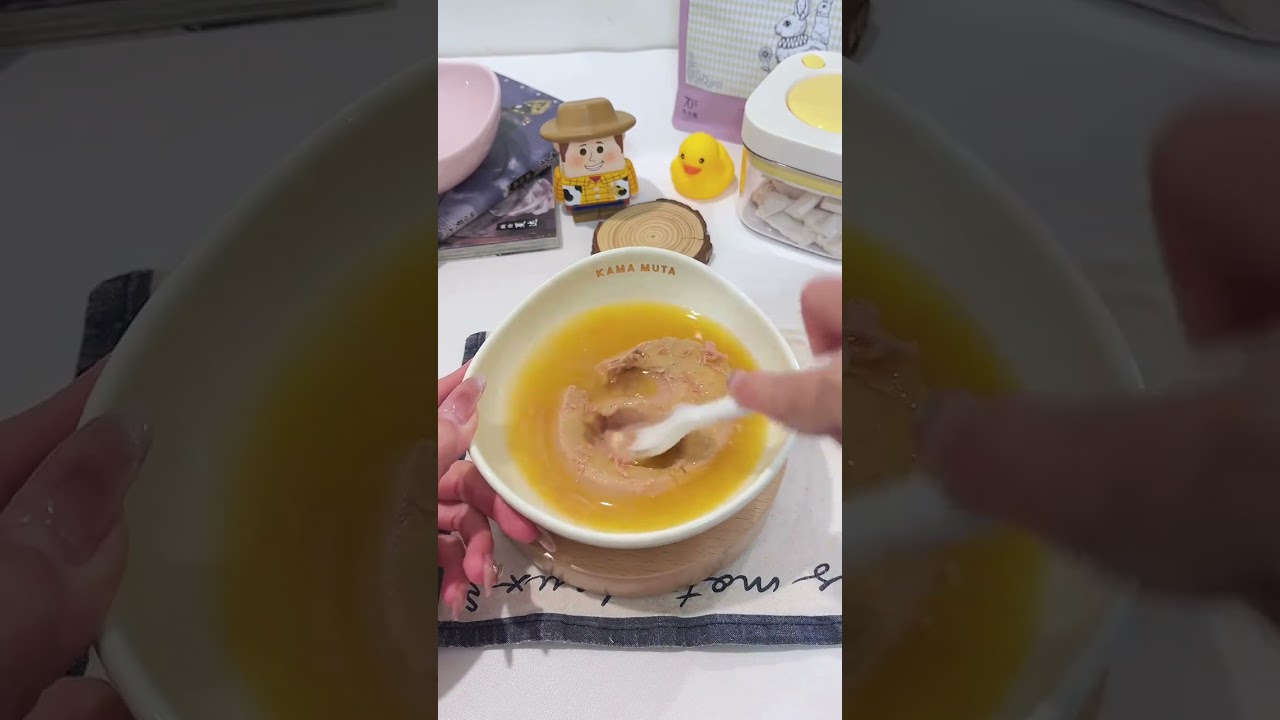 The kitten Michelin eats the crispy deep-sea octopus#The cat is cheating for