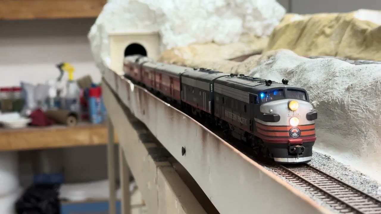 SP F7 6169 making it’s way up the Grade