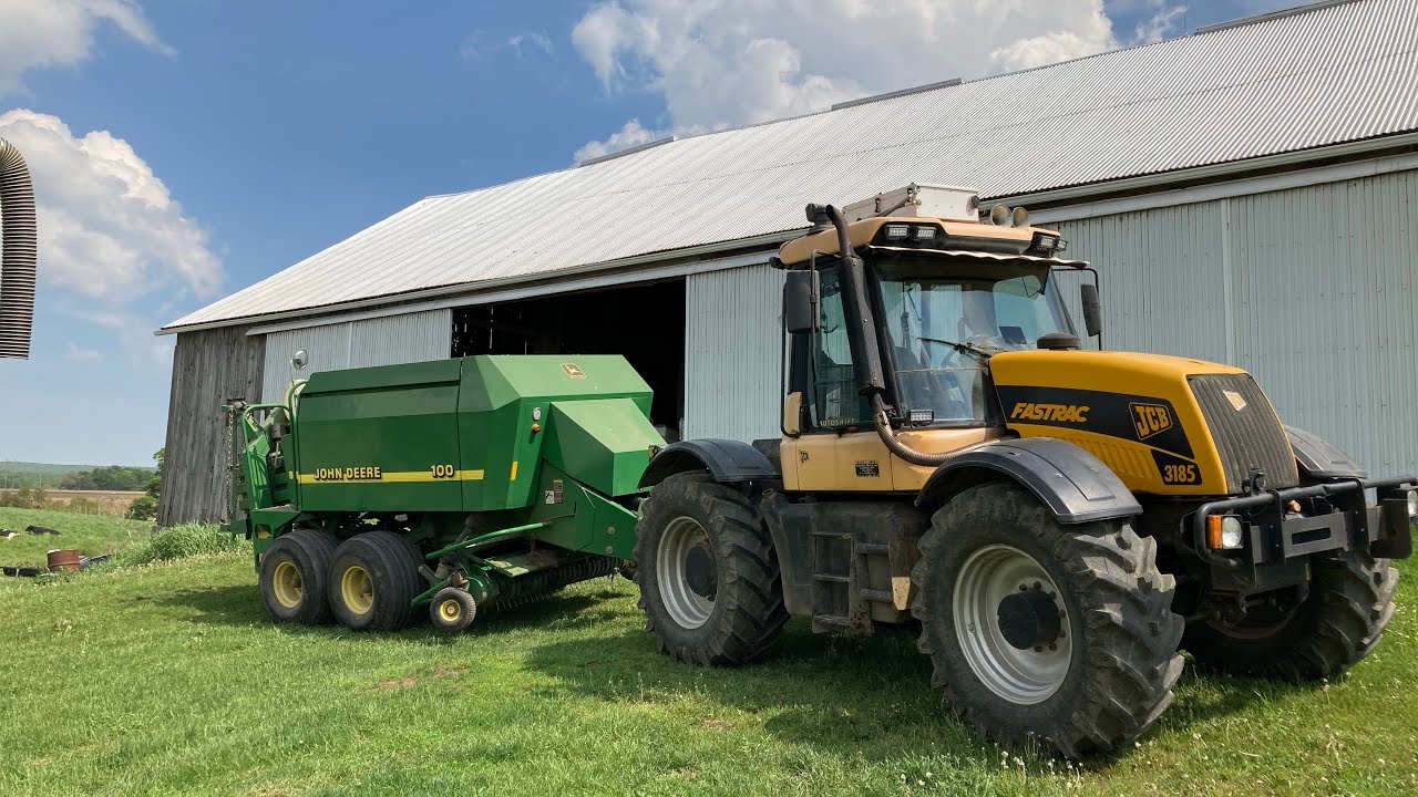 Jcb 3185 + JD 100 + McHale 995 making baleage