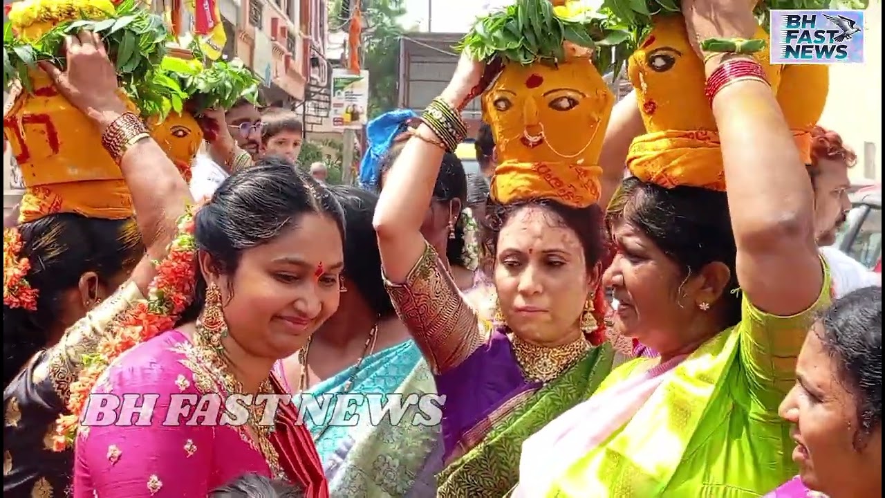జగ్గారెడ్డి కుమార్తె జయరెడ్డి 7న వివాహం సందర్బంగా ఈ రోజు బోనాలు ఎత్తుకొని ప్రతి ఆలయాల్లో పూజలు.