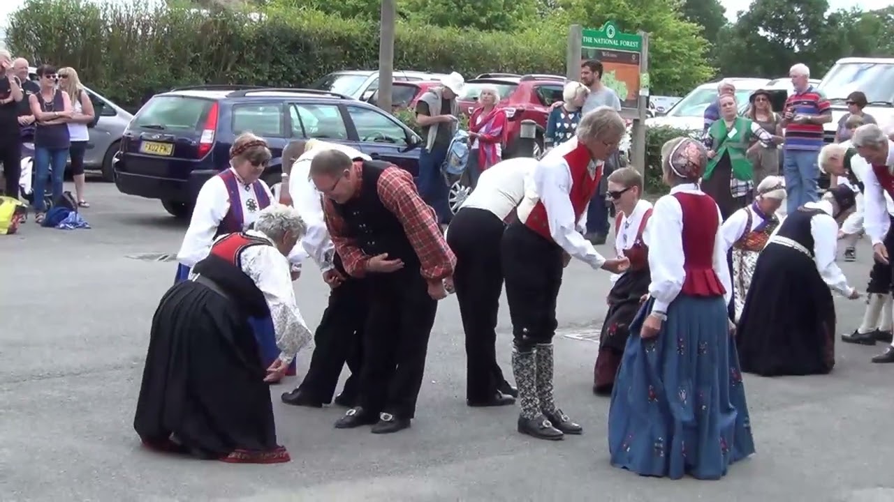 Norwegian folk dancers at Moira