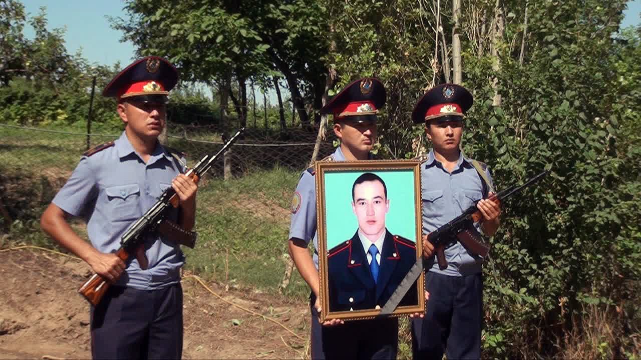 В ЮКО простились c погибшим от рук террориста полицейским