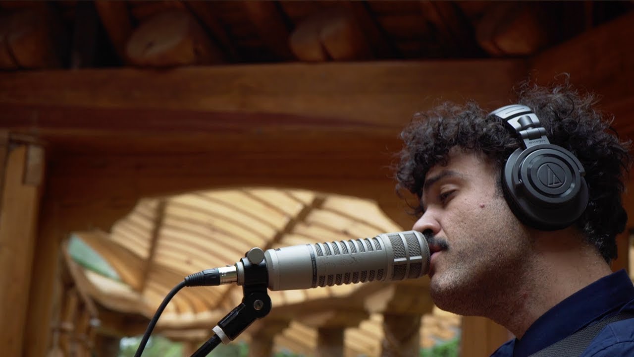 Alex Ferreira &mdash;&nbsp;ME LA SALUDAN (una toma del canap&eacute;)