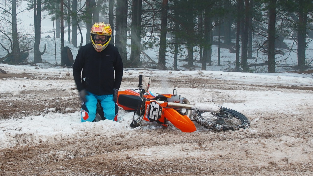 TESTĒJU KAMERAS UN BRAUCAM AR MARTU PA ĀDAŽU SMILTĪM MOTOKROSĀ 28.02.2026.