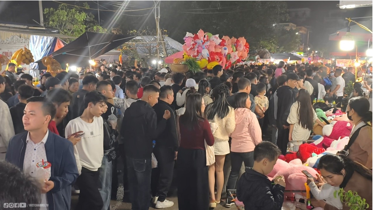 Biển Người Đội Mưa Đi Chợ Viềng Nam Giang Tối Mùng 7 Tết Bính Ngọ 2026