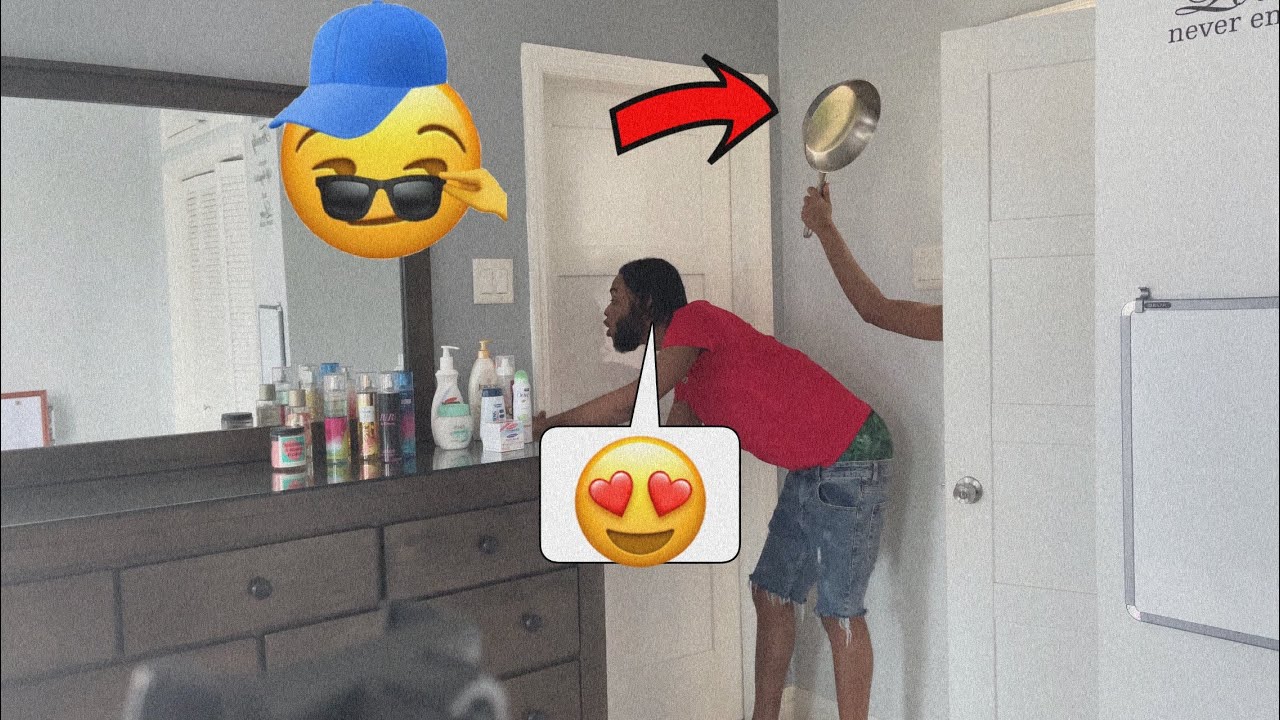 Spying On Her Friend 👀